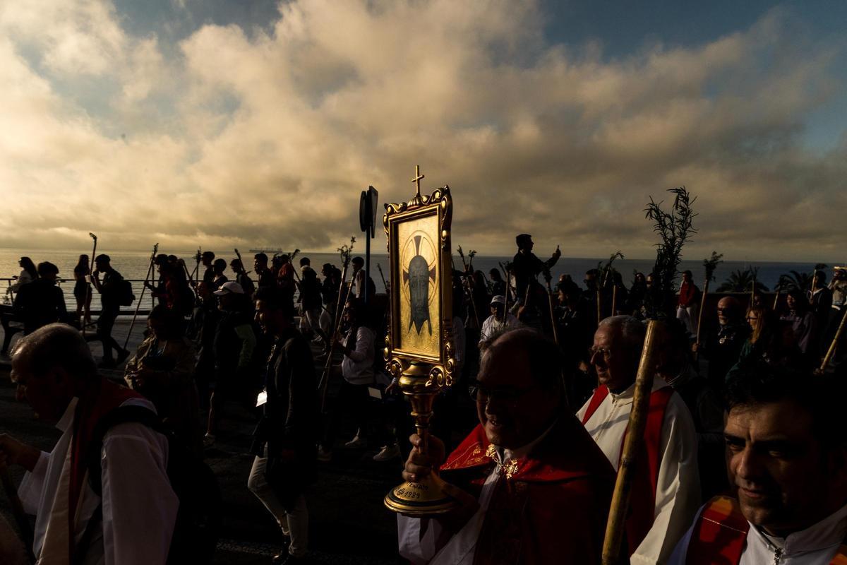 La imagen de la Santa Faz, a su paso por la calle Virgen del Socorro, en el Raval Roig de Alicante.
