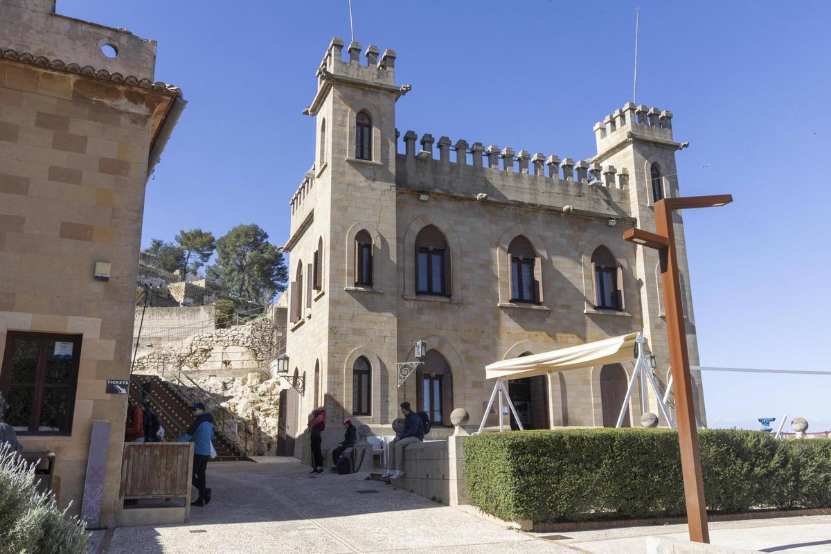 Visitantes en el Castell de Xàtiva.