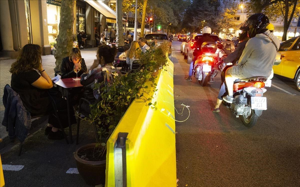 Los coches circulan tan cerca de las mesas que algunas terrazas las han tuneado colocando plantas encima del hormigón, como la Terraza del Bar Adonis en la calle Bailén 