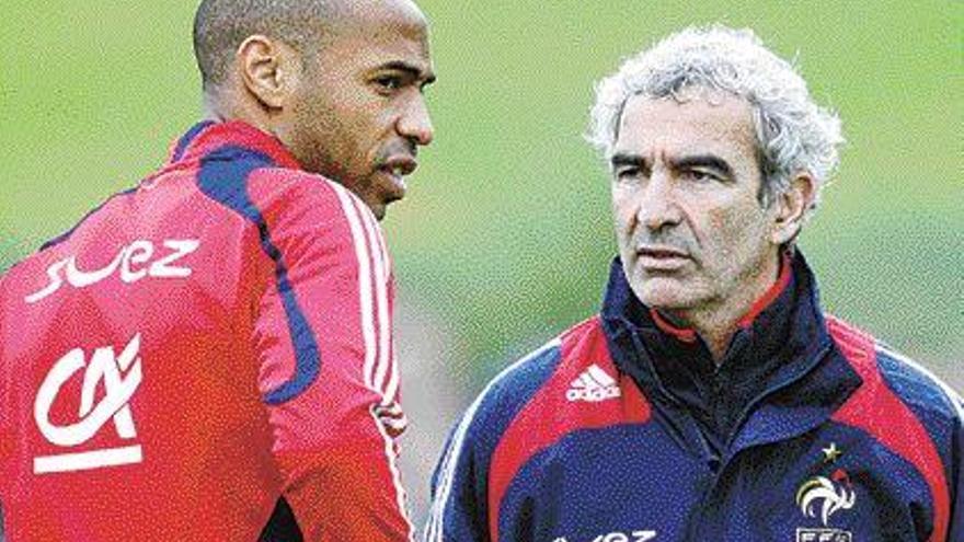 Henry conversa con Domenech durante el entrenamiento de Francia. / Efe