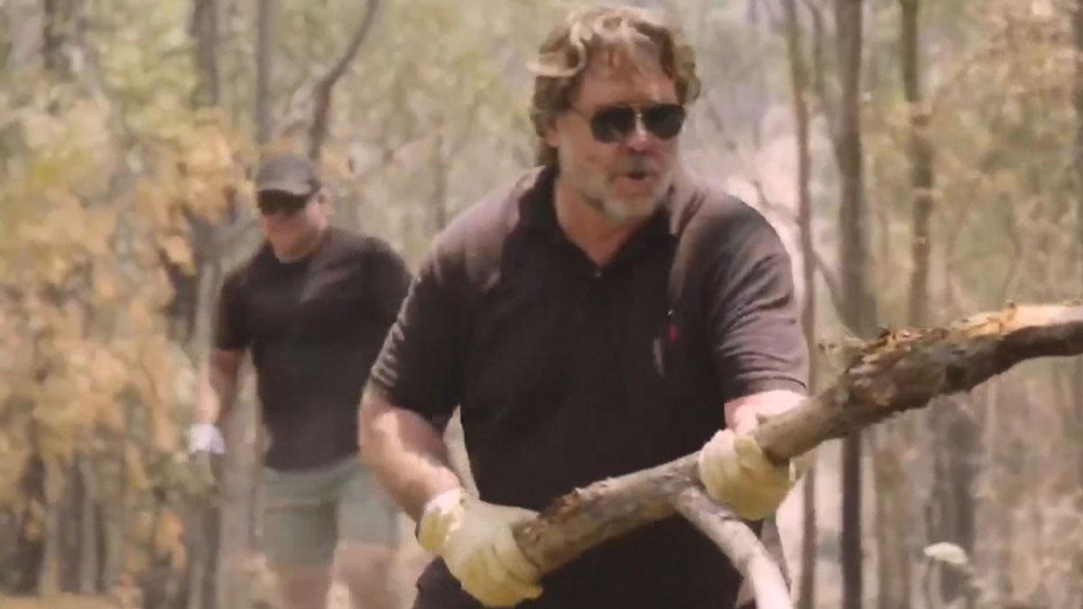 El actor Russell Crowe muestra los daños que los incendios de Australia han causado en sus propiedades.