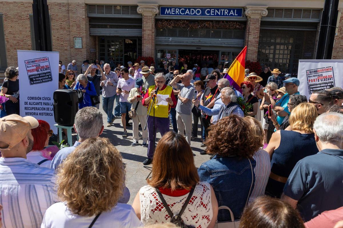 Acto de recuerdo a las víctimas del bombardeo del Mercado Central de Alicante, convocado por la Comisión Cívica.