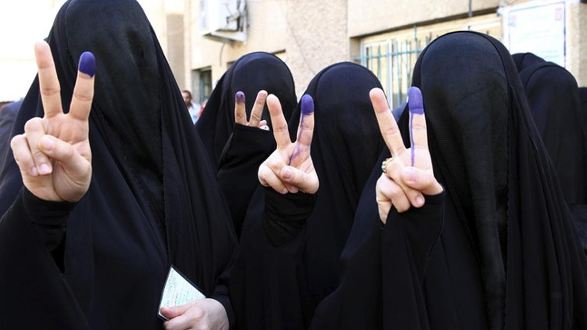 Varias iraquís muestran su dedo índice marcado tras haber votado, este miércoles en Bagdad.