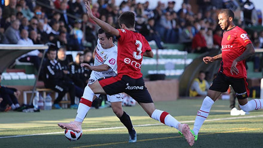 Un lance del último partido peñista en casa ante el Mallorca B.