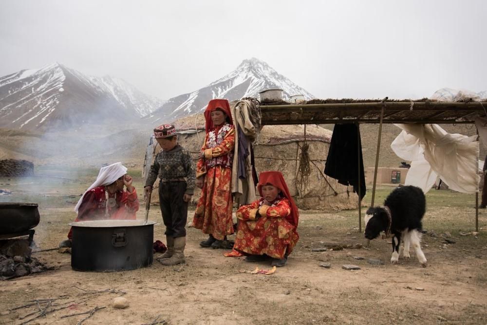 Una família nòmada a la Vall de Wakhan; en els seus vestits tradicionals, el mocador de les dones casades és blanc i el de les solteres, vermell.