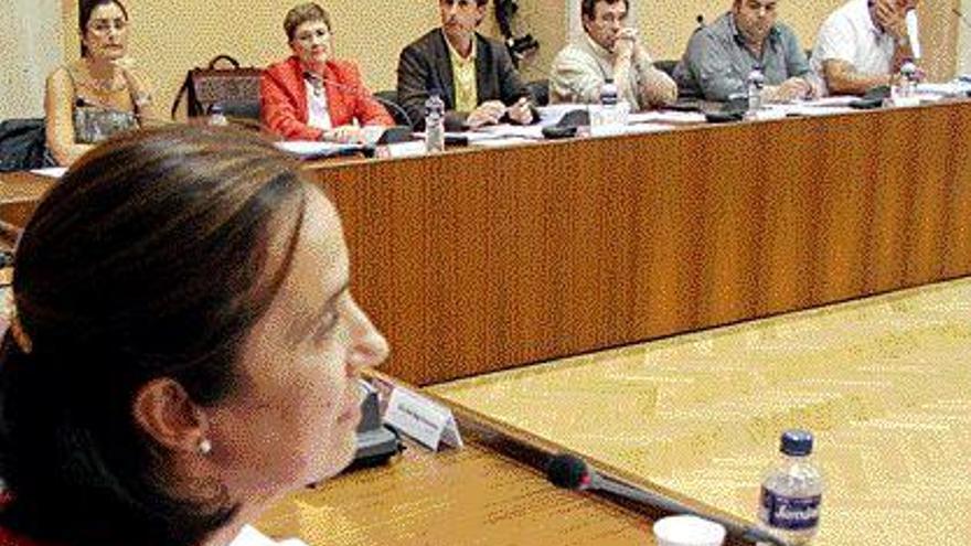 La alcaldesa, en primer plano, y los concejales del PP en un pleno anterior. / j.l.  oubiña