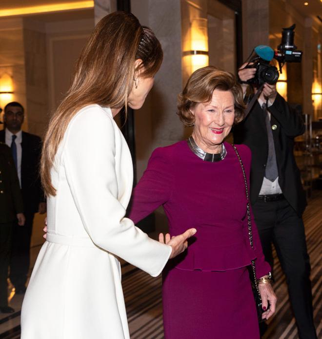 Rania de Jordania con diadema en zigzag junto a la reina Sonia de Noruega