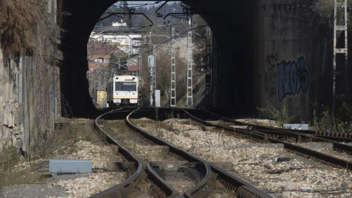 Un tren de Feve entra en la estación de El Berrón.