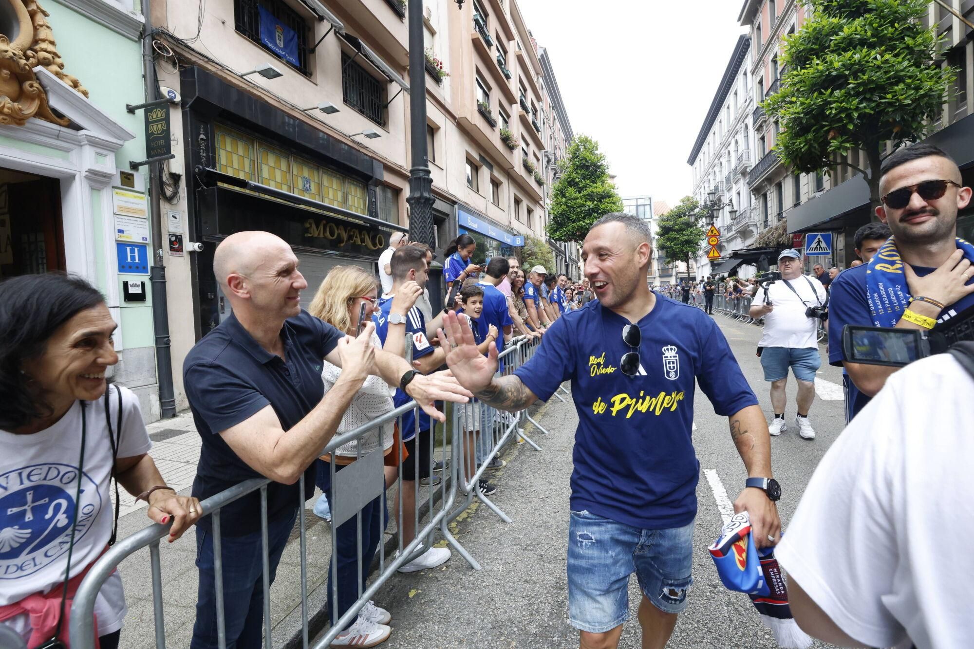 Locura azul en las calles de Oviedo para celebrar el ascenso del equipo a Primera División