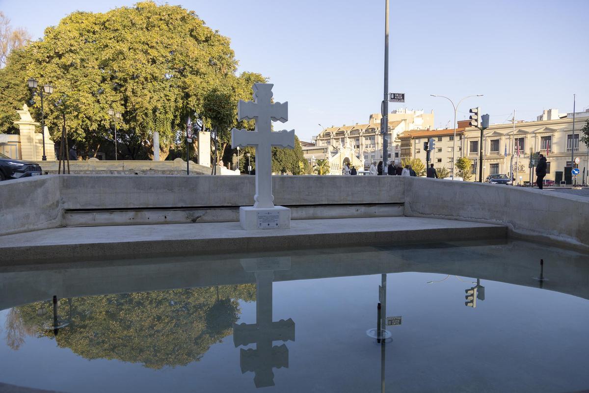 Murcia instala una gran Cruz de Caravaca en el paseo del Malecón, al paso del camino de peregrinación de Levante