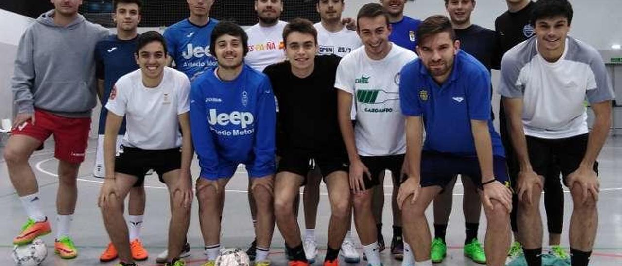 Integrantes de los conjuntos de Padre Ossó y ADE que disputaron una de las semifinales de Tercera División.