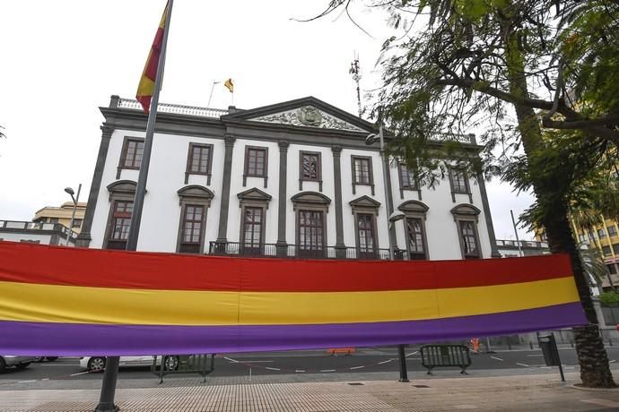 17-07-19 CANARIAS Y ECONOMIA. PARQUE DE SAN TELMO. LAS PALMAS DE GRAN CANARIA. Manifestacion, concentracion y despliegue de la bandera republicana delante del Palacio Militar. Fotos: Juan Castro.  | 17/07/2019 | Fotógrafo: Juan Carlos Castro