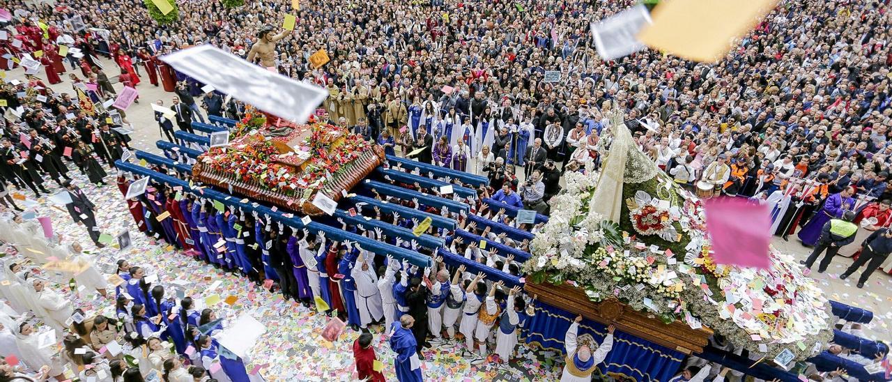 El Encuentro entre la Virgen de la Alegría y el Resucitado en la plaza del Ayuntamiento de Alicante