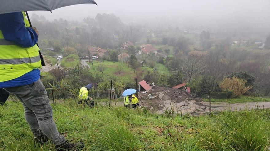 Un desprendimiento en la Autovía do Morrazo sepulta una vivienda en Moaña y deja un vecino herido