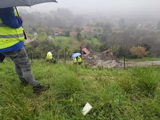 Un desprendimiento en la Autovía do Morrazo sepulta una vivienda en Moaña y deja un vecino herido