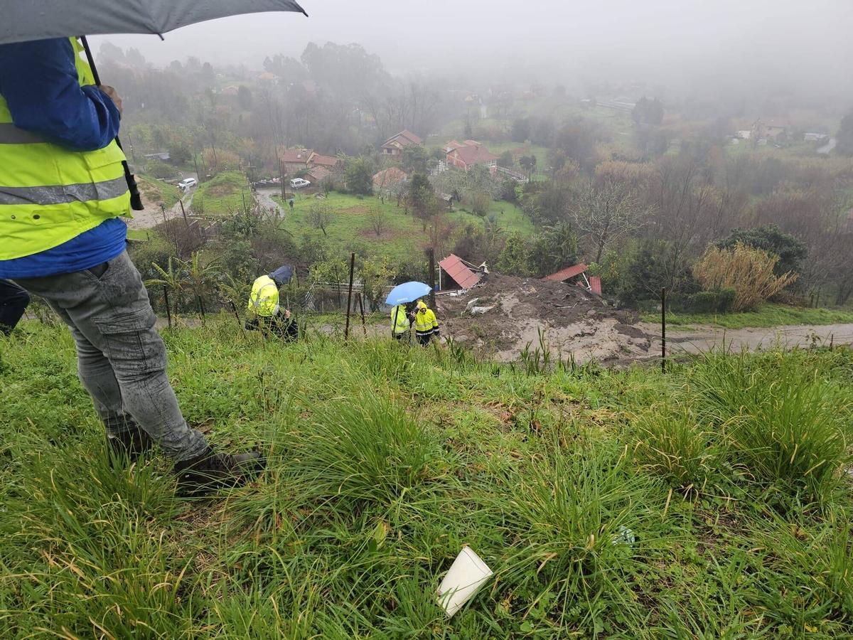 Un desprendimiento en la Autovía do Morrazo sepulta una vivienda en Moaña y deja un vecino herido