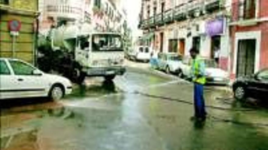 La rotura de una tubería anega un restaurante en el casco antiguo