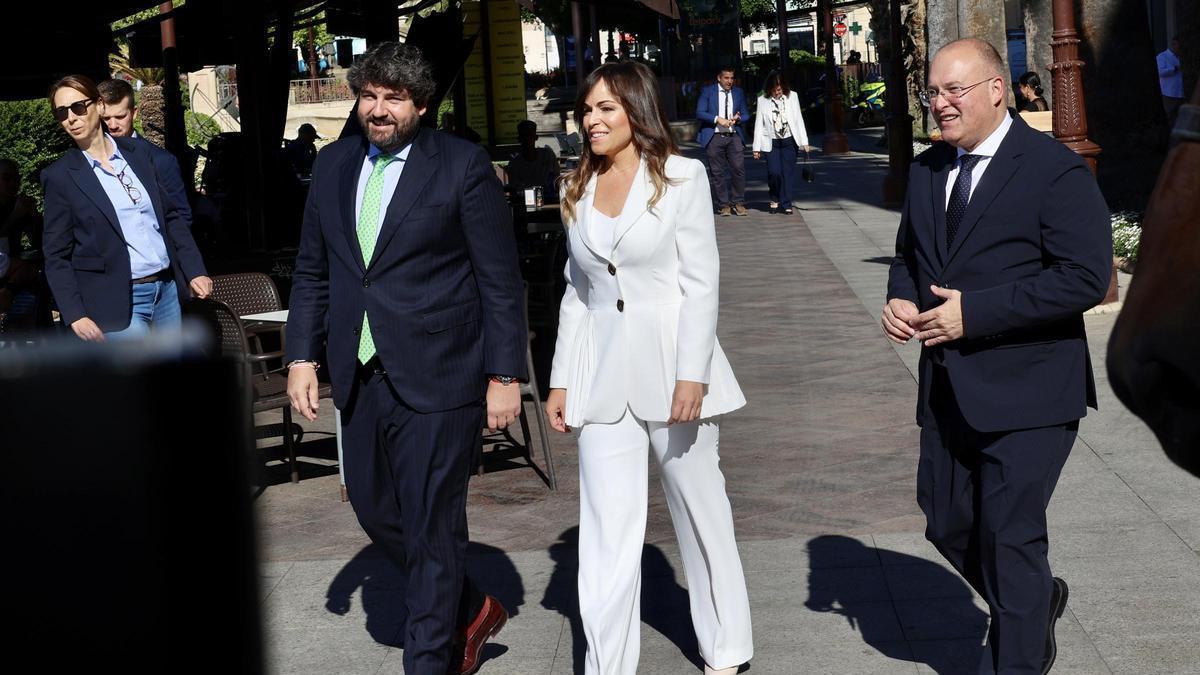 Rebeca Pérez llegó al Ayuntamiento acompañada del presidente regional, Fernando López Miras.
