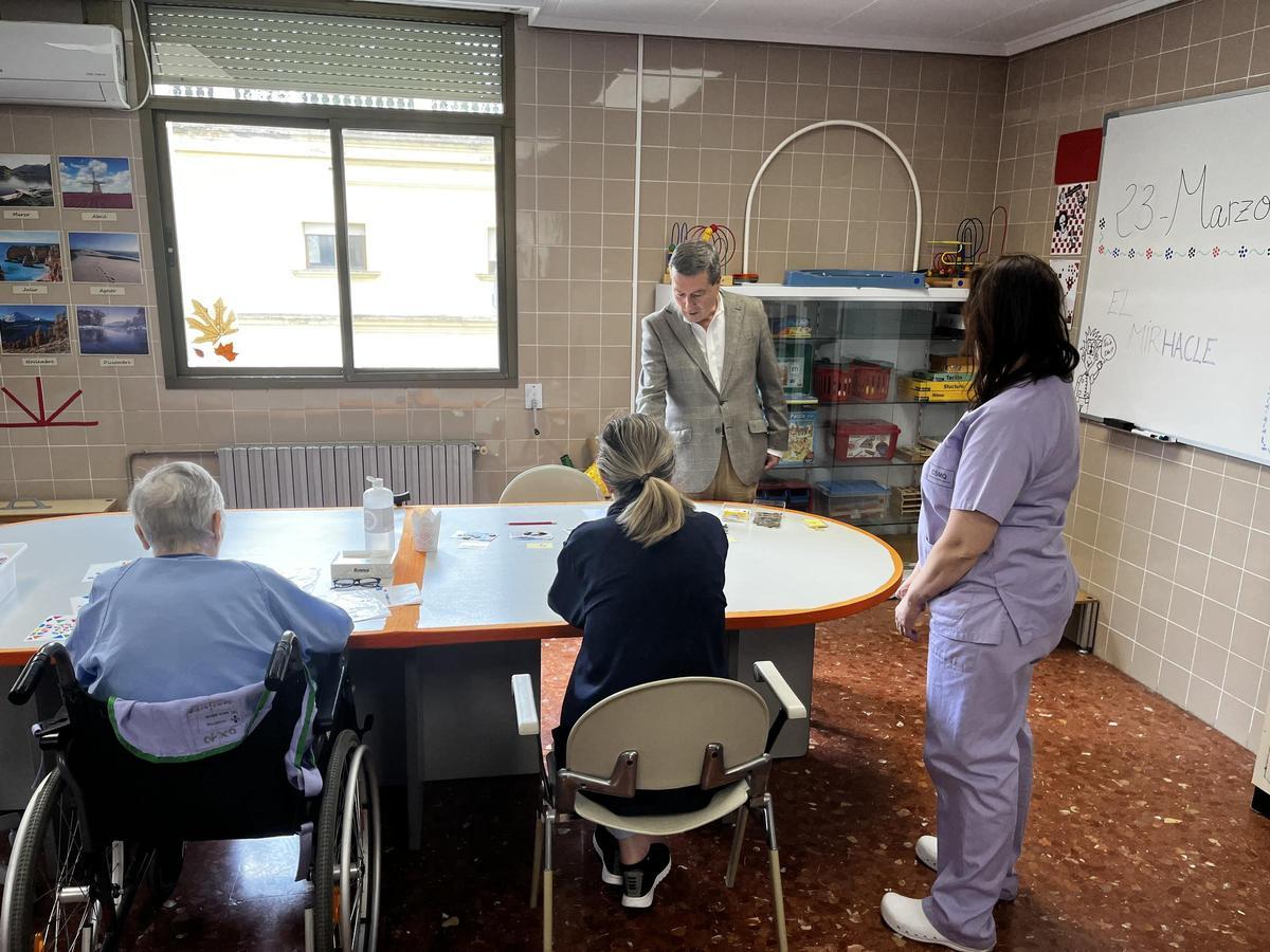 El conseller de Sanidad, Marciano Gómez, visita la nueva unidad de neurrorehabilitación en el hospital Mislata-Quart.