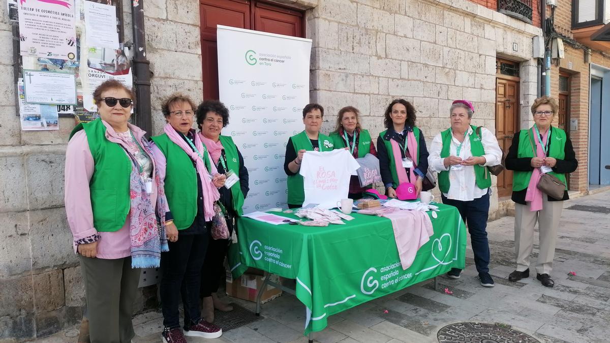 Las voluntarias de la AECC en la mesa informativa instalada junto al Arco del Reloj