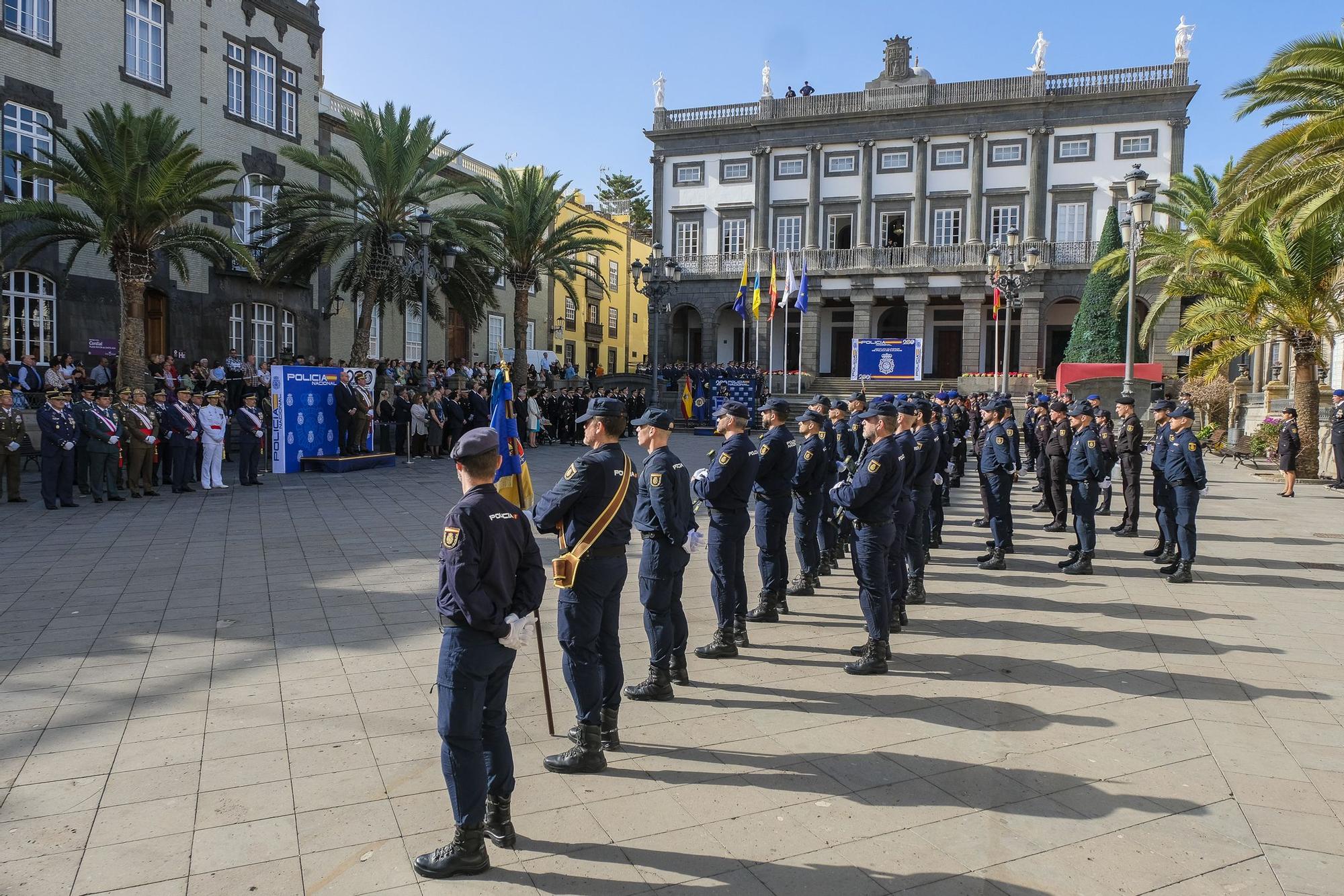 Izado de bandera por el bicentenario de la Policía Nacional