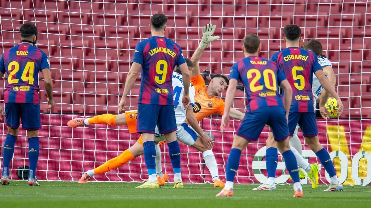 Joan Garcia no puede impedir el gol del Alavés en la primera jugada.