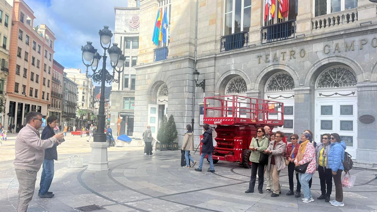 Turistas de Valencia y de Tenerife, haciéndose una foto ante el Campoamor.