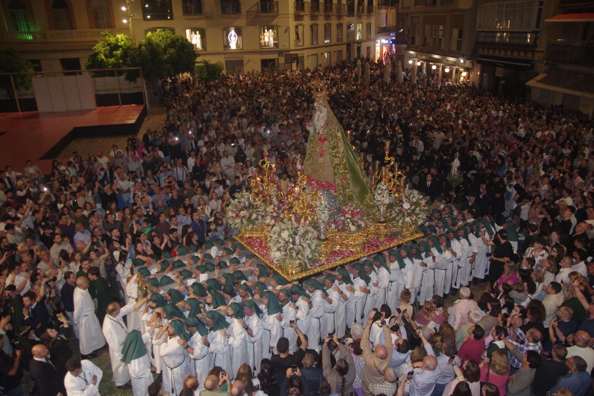 Procesión triunfal de regreso de la Virgen de la Esperanza a su basílica tras su peregrinación a Roma