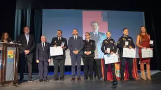Distinguen a los policías que salvaron a dos personas de un incendio y evitaron la asfixia de dos niños en l'Alcúdia de Crespins
