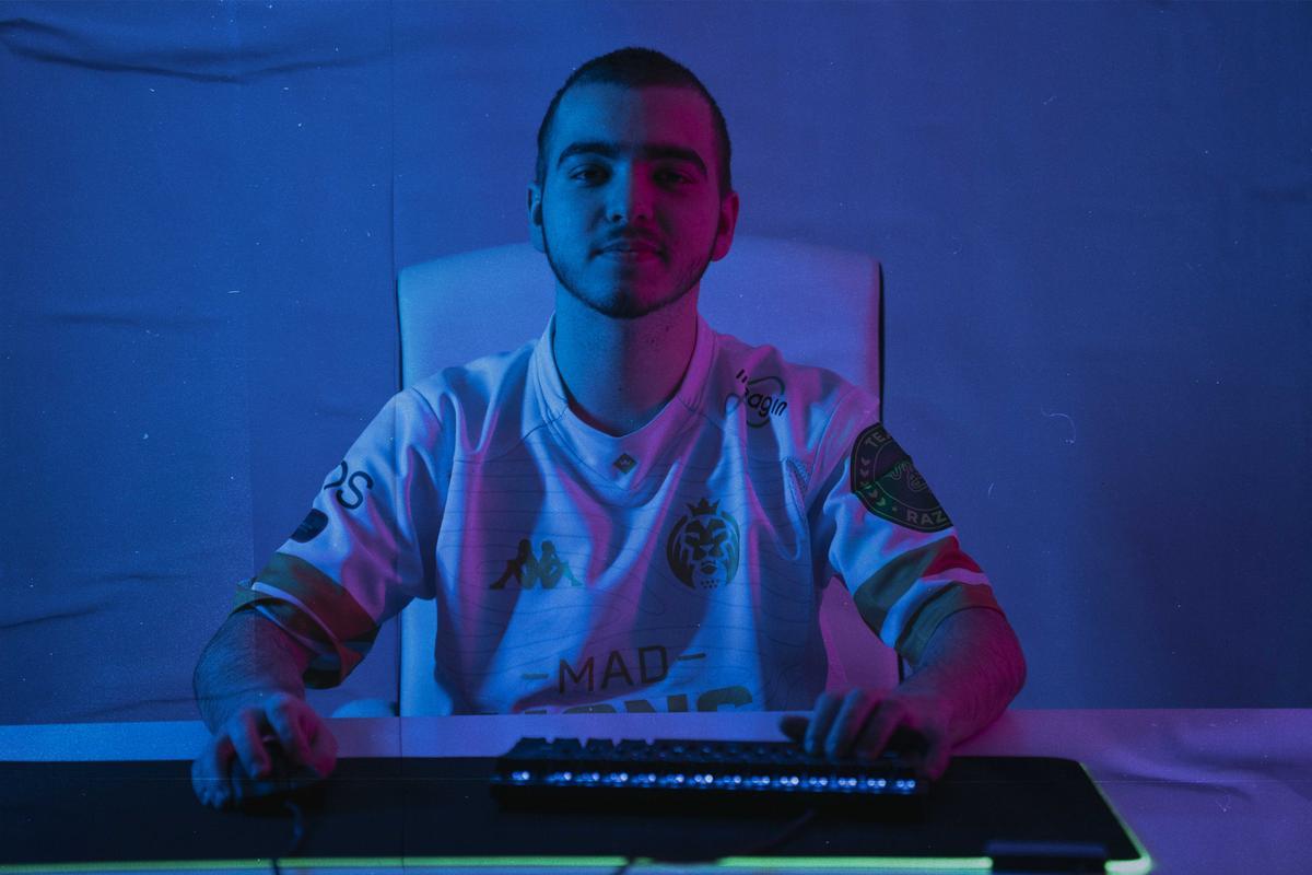 Un jugador de Mad Lions ante un periférico de Razer