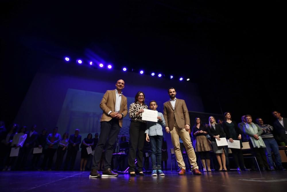 El Teatro Municipal acogió un emotivo Homenaje a los maestros y maestras jubilados de Torrevieja