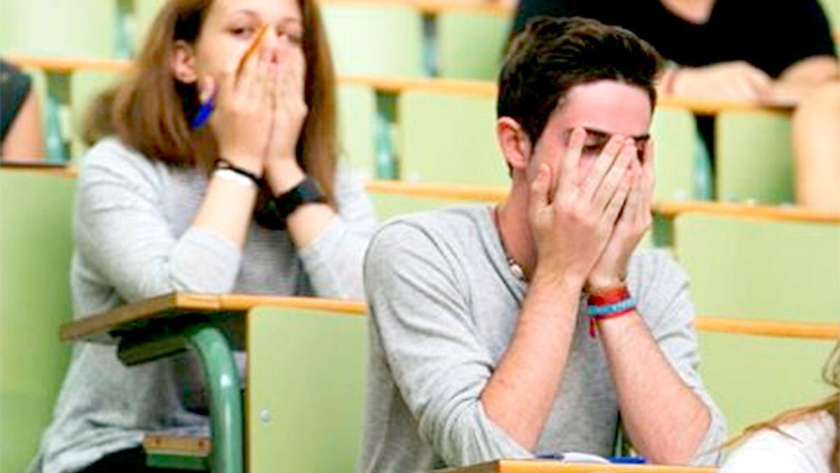 Alumnos durante el examen de selectividad en una imagen de archivo.