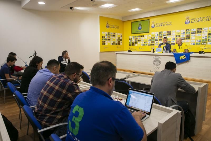 08.06.18. Las Palmas de Gran Canaria. Fútbol segunda división temporada 2018-19. Toni Otero, secretario técmico, presenta a Nauzet Pérez, como primer fichaje de la temporada de la UD Las Palmas. Estadio de Gran Canaria . Foto Quique Curberlo.  | 08/06/2018 | Fotógrafo: Quique Curbelo