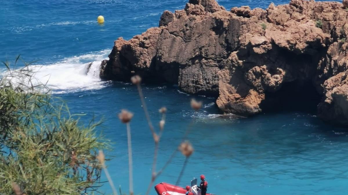 La embarcación de la Cruz Roja, en las proximidades del islote de Ambolo