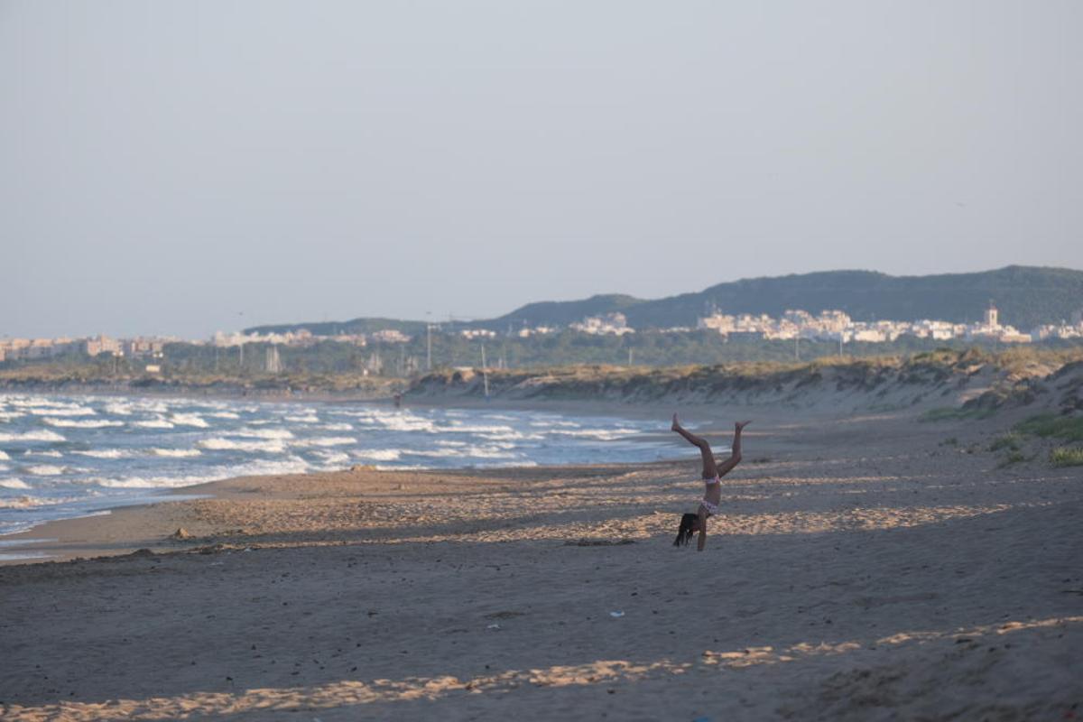 Los agentes ha desalojado las playas de Elche en la Noche de San Juan.