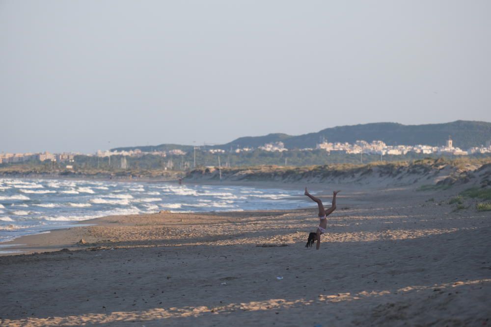 Los agentes ha desalojado las playas de Elche en la Noche de San Juan.