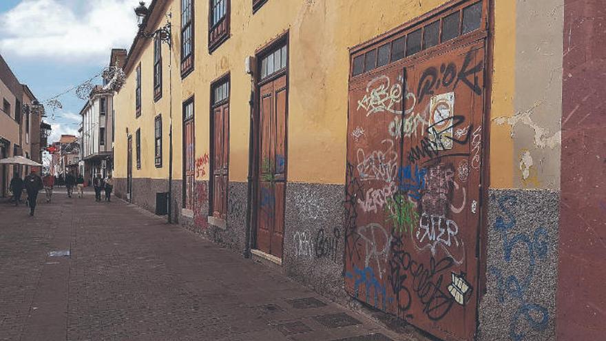 Pintadas sobre una vivienda de la calle Viana, en pleno casco histórico.