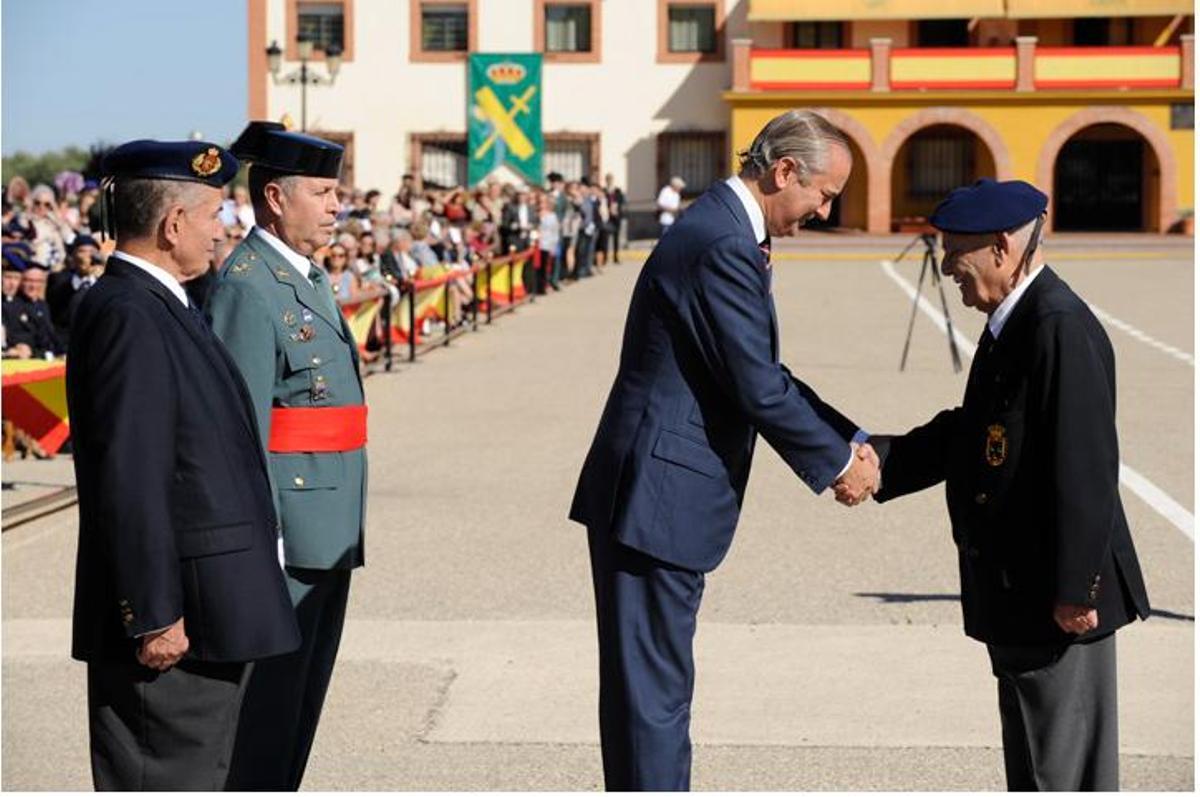 El teniente general Vázquez Jarava, de uniforme con el entonces director de la Guardia Civil, Arsenio Fernández de Mesa, en una celebración de veteranos el 24 de octubre de 2014.