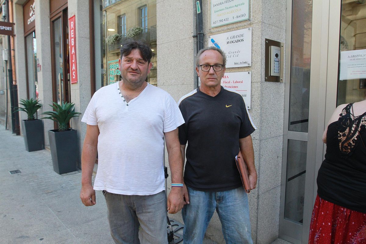 El abogado Alfonso Grande y Francisco Álvarez, el hijo de Generosa, la paciente fallecida en el CHUO tras una mala atención.