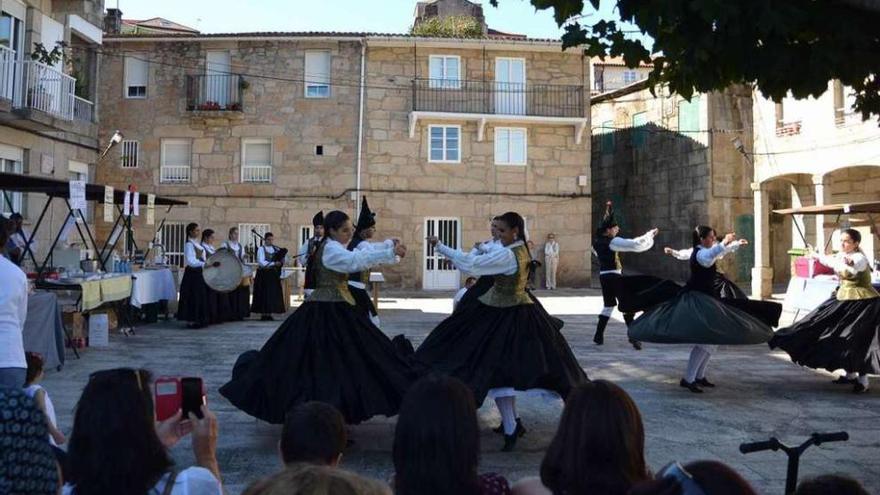 Una de las actuaciones folclóricas en la Praza da Estrela, dedicada a gastronomía. // J. V.