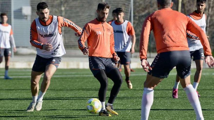 Pedro Vázquez (centro), durante el entrenamiento del Pontevedra de ayer en Cerponzóns. // Rafa Vázquez