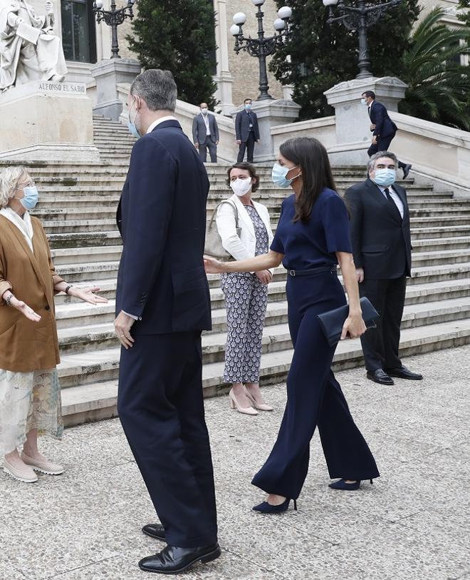 El 'total look' de la reina Letizia con pantalones 'palazzo' en la Biblioteca Nacional