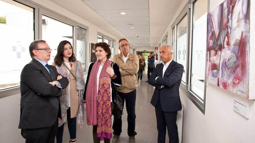 Del Busto junto a los familiares de &quot;Nigro&quot;, Lola, Eugenia y Miguel Casariego, y el gerente del área sanitaria del Nalón, Tácito Suárez, en el recorrido por en centro hospitalario de Riaño.