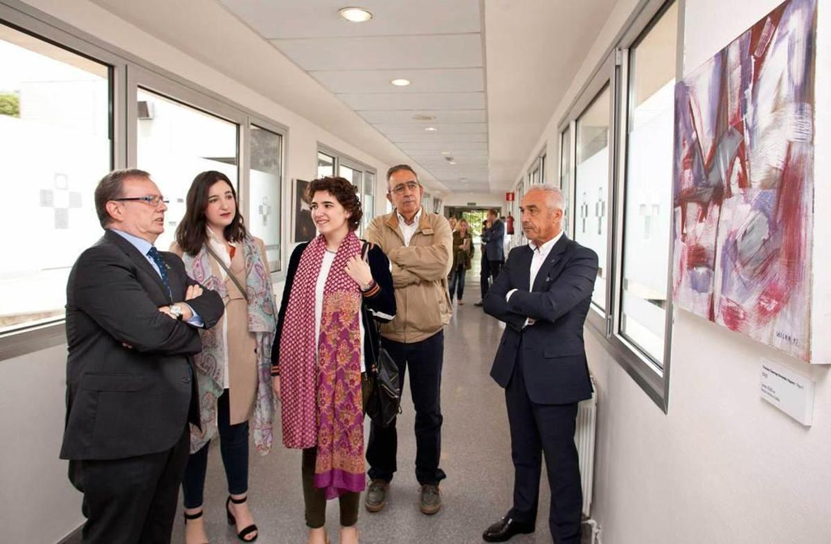Del Busto junto a los familiares de "Nigro", Lola, Eugenia y Miguel Casariego, y el gerente del área sanitaria del Nalón, Tácito Suárez, en el recorrido por en centro hospitalario de Riaño.
