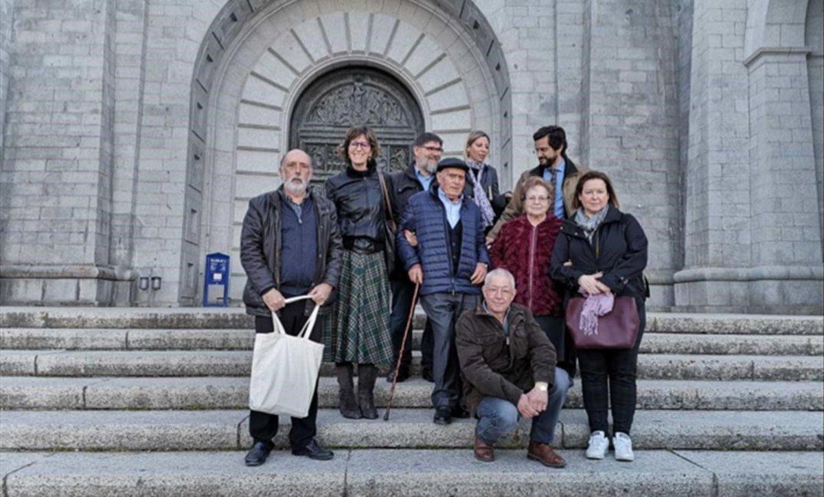 Las familias, a la puerta de la basílica del Valle de los Caídos.