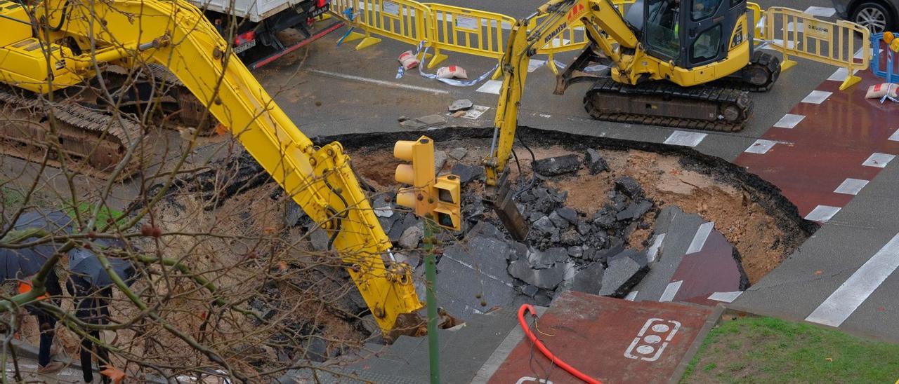 La acumulación de lluvia provocó el hundimiento del asfalto frente a la sede de la antigua Sa Nostra.