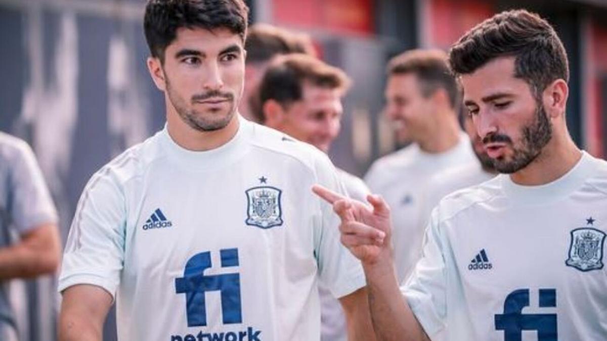 Soler junto a Gayà con la camiseta de la Selección