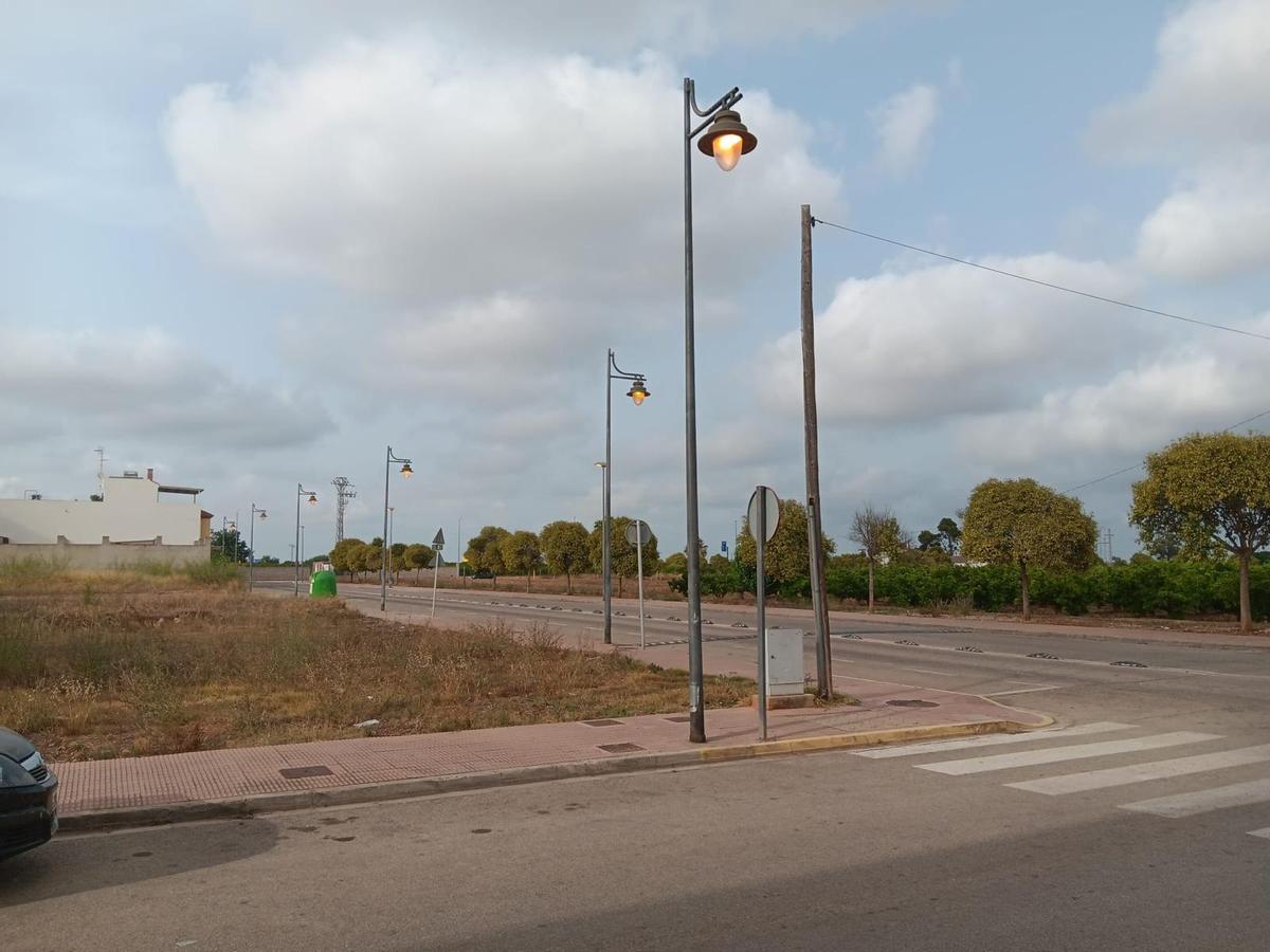 Farolas encendidas en horario diurno en el sector Hort de Feliu de Alginet.