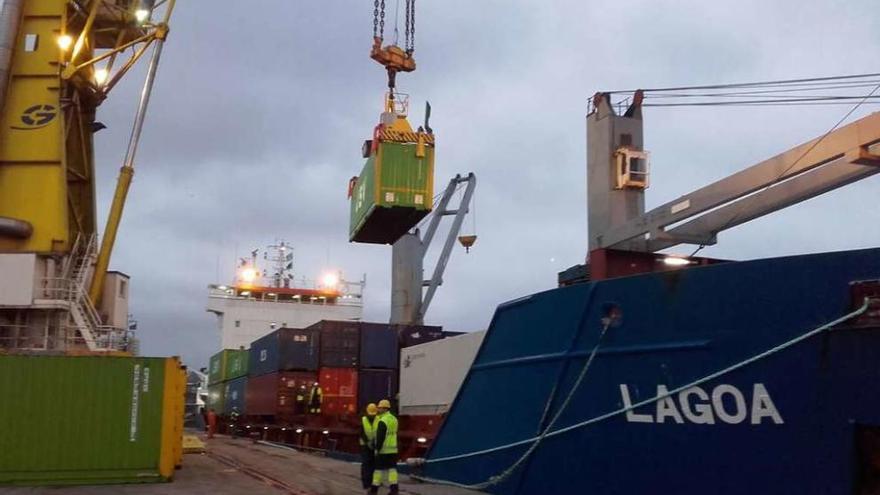 Descarga del buque &#039;Lagoa&#039;, en el muelle del Este.