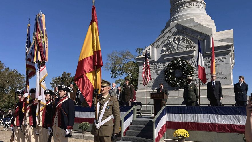 La bandera española, por vez primera junto a la estadounidense y la francesa, en la conmemoración de la batalla de Yorktown (Virginia), el 18 de octubre de 2023.